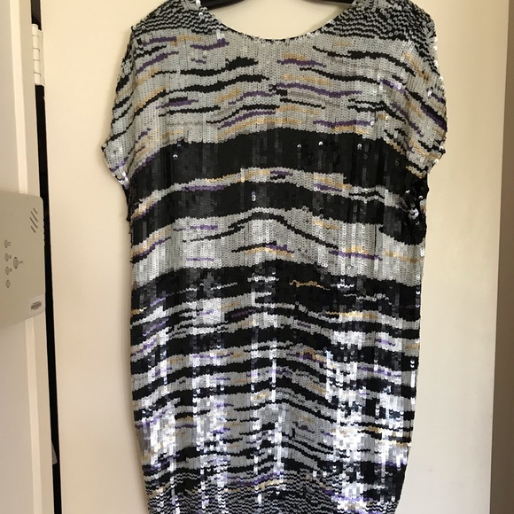 MAKE AN OFFER!! Formal/Cocktail sequined dress - Picture 1 of 2